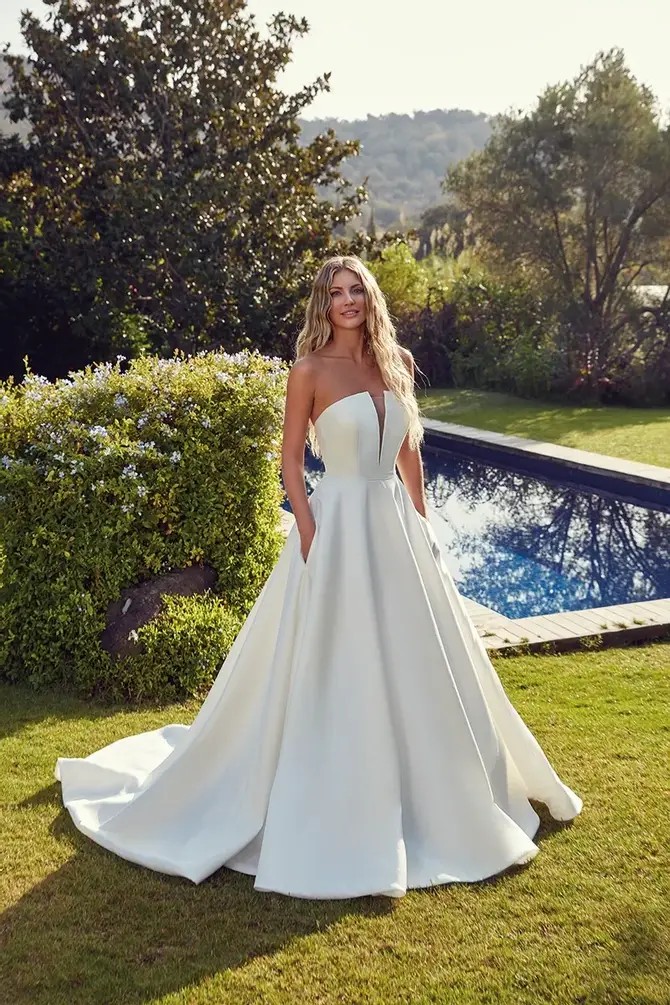 Slit, Sleek, and Chic: The Modern Bride’s Guide to Effortless Elegance Image